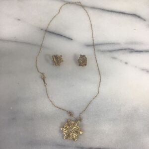 Vintage Gold Tone Snowflake Pendant Necklace & Clip On Earrings Set